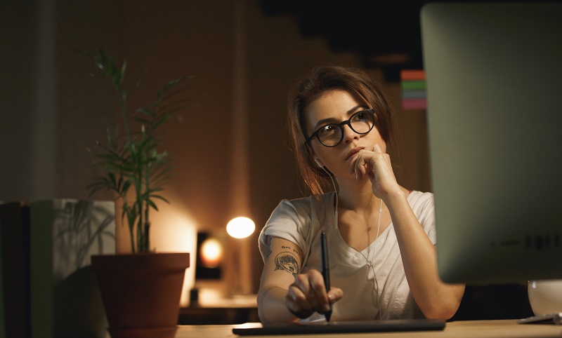 mujer trabajando de noche