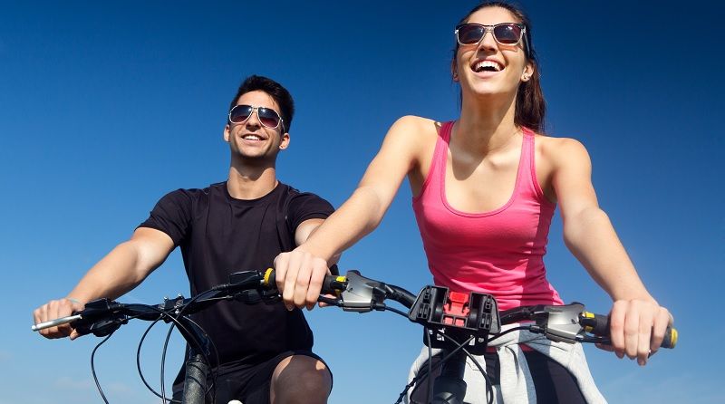 pareja en bicicleta