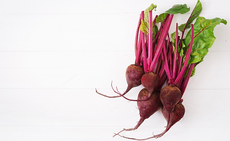 remolachas en mesa blanca