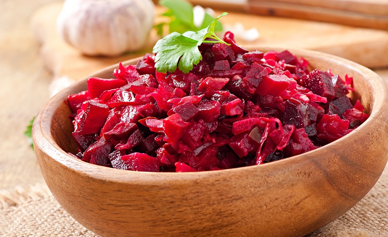 remolacha en tazón de madera