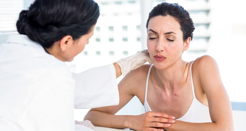 doctor examina cuello