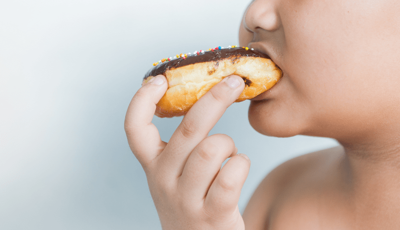 niño comiendo donut