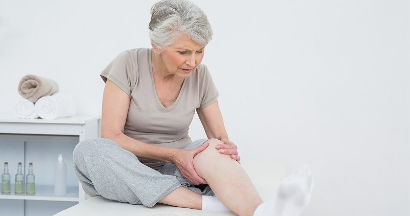 mujer adulta dolor pierna