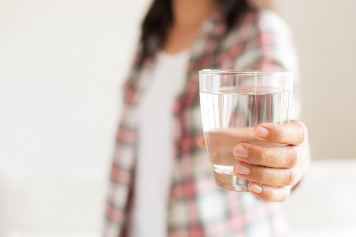 ¿Cuántos vasos de agua debes tomar realmente cada día?