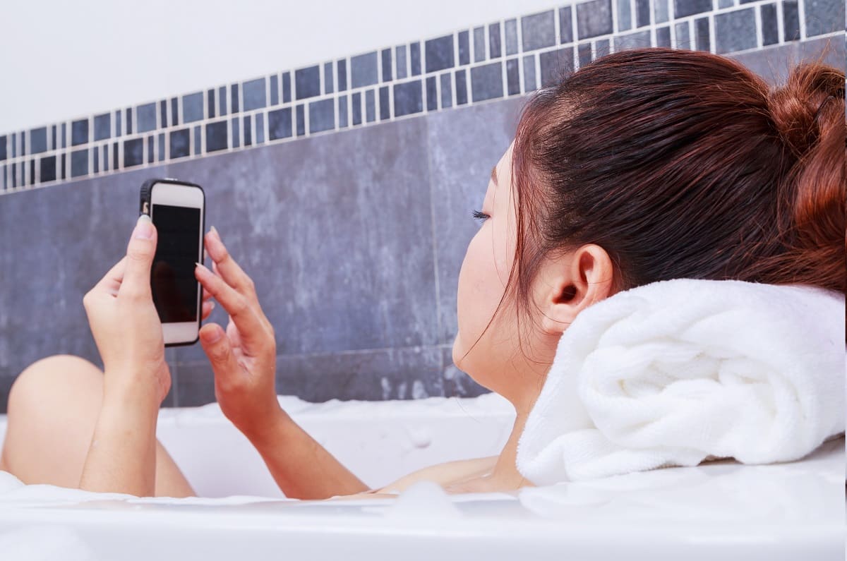 Los riesgos de llevar tu celular al baño