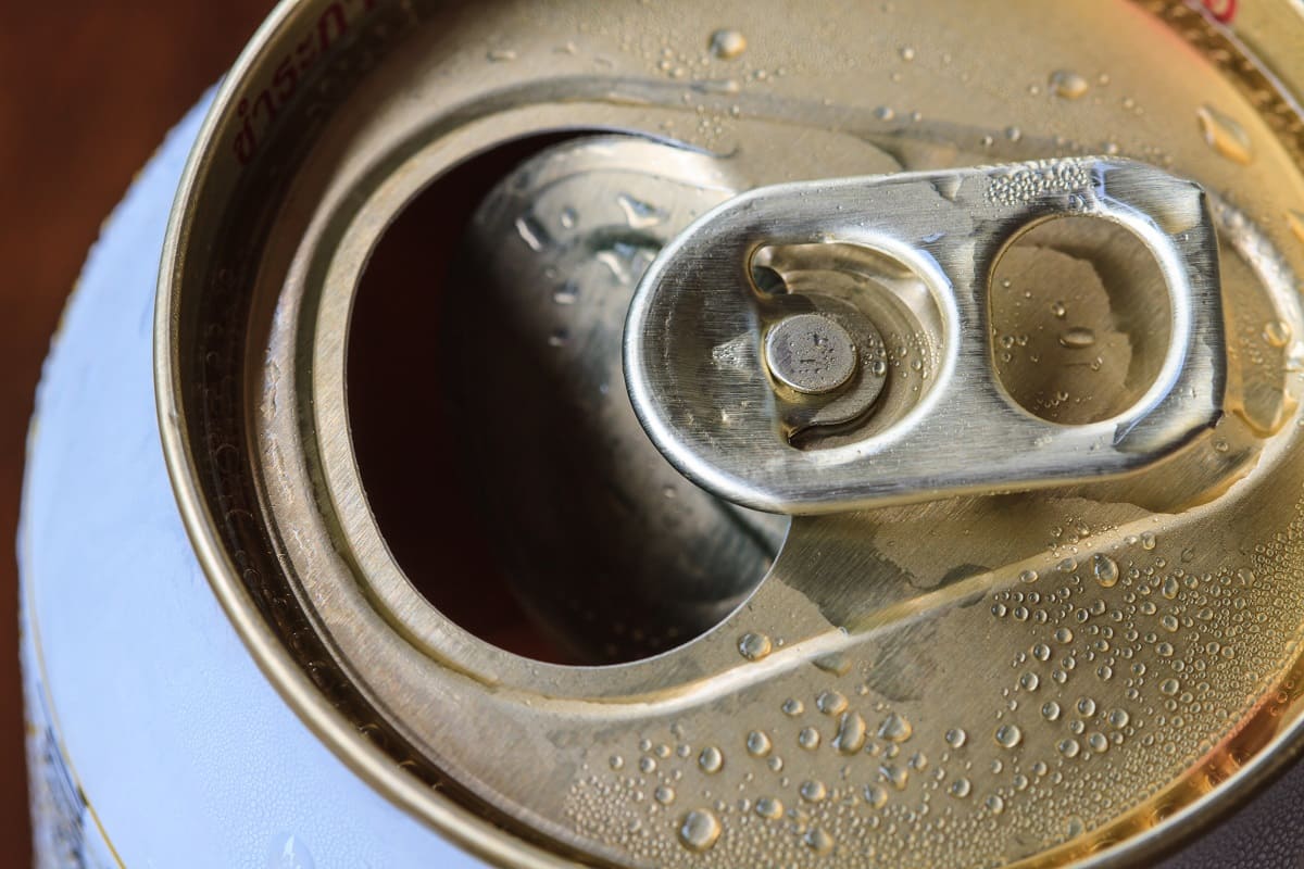 ¿Es peligroso beber de una lata? Aquí te contamos