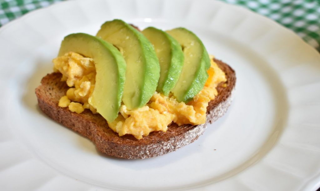 tostada huevo aguacate