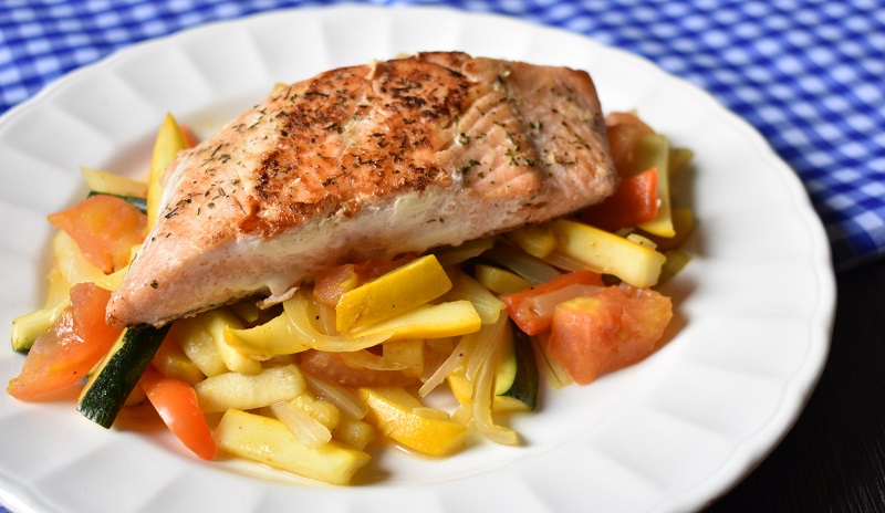 salmón en cama de vegetales