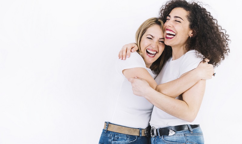 mujeres abrazadas felices
