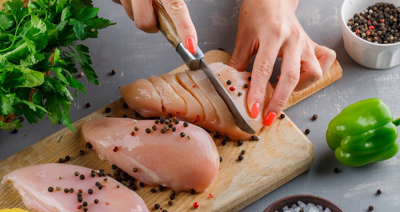 mujer cortando pechugas