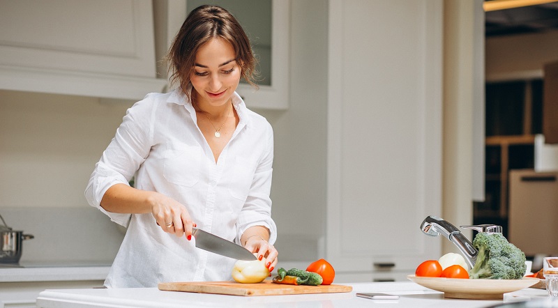 mujer picando verduras