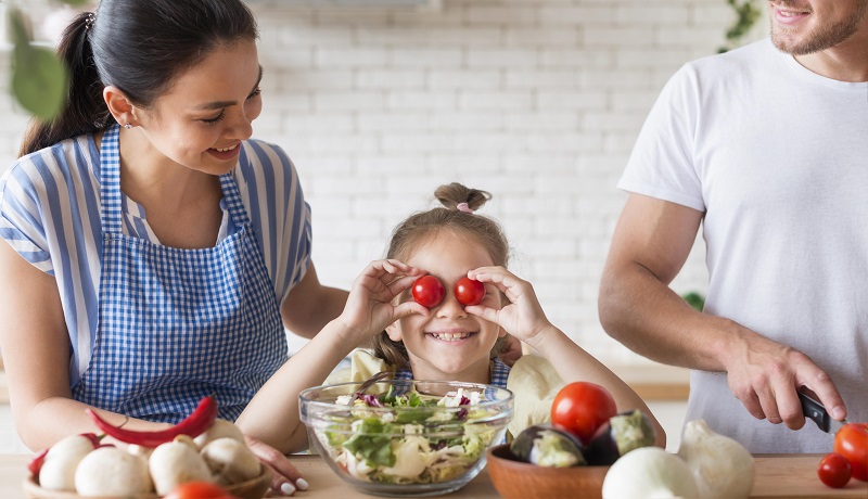 familia cocinando