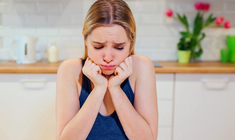 mujer irritada en la cocina