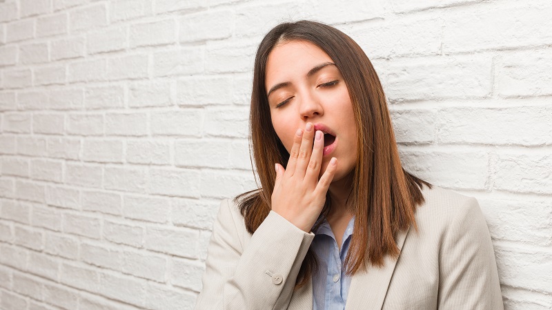 mujer bostezando