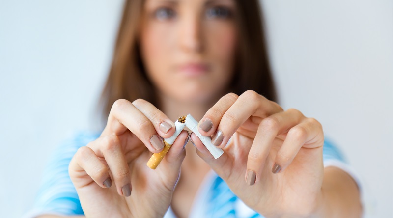 mujer con cigarrillo
