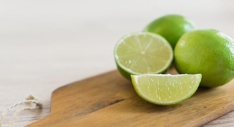 limón en tabla de madera