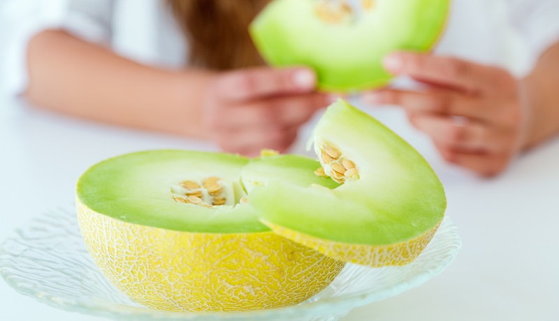 mujer comiendo melón