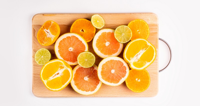 citricos en tabla para cocinar