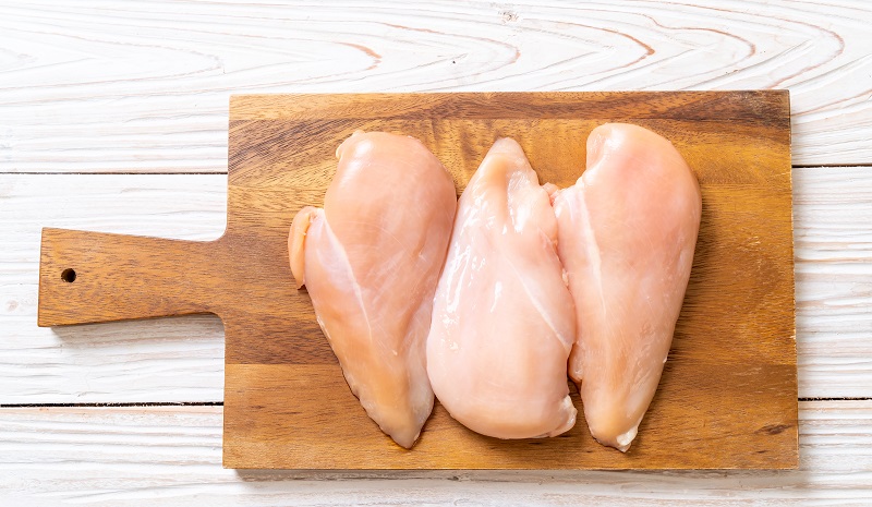 pollo en tabla de cortar