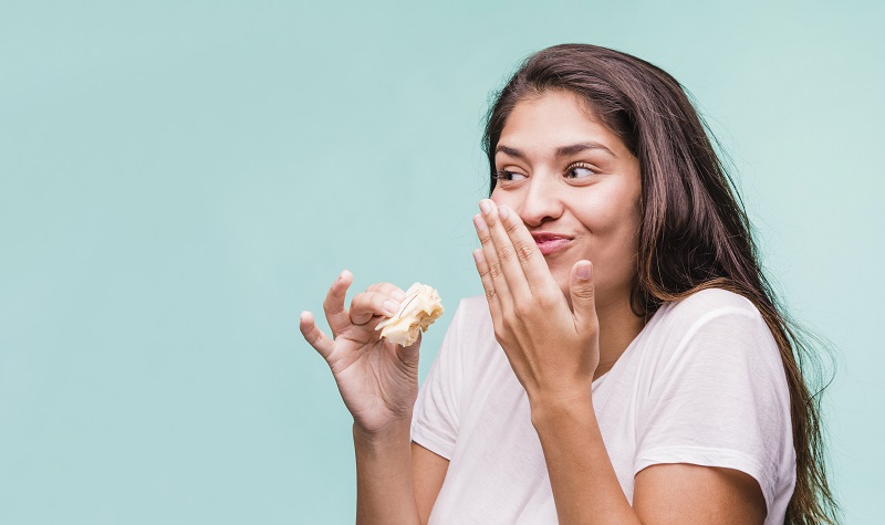 mujer comiendo un postre