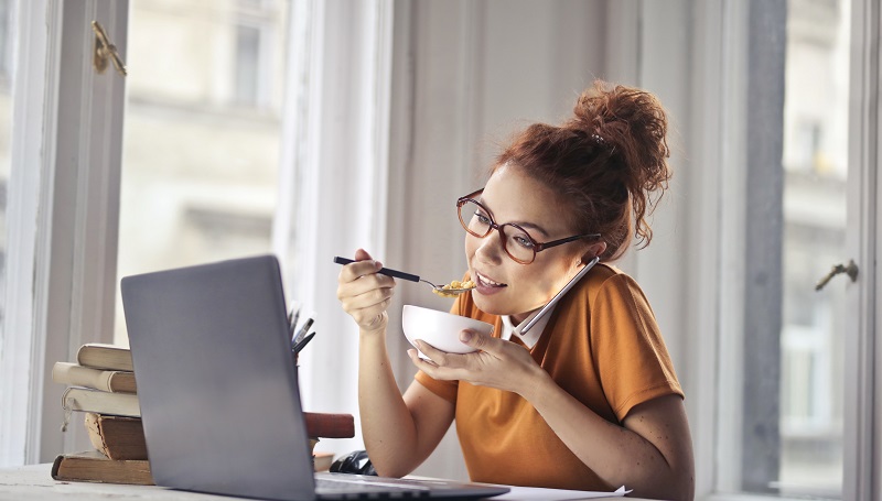 mujer comiendo computador