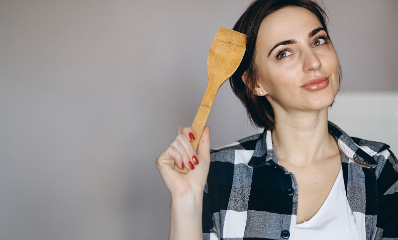 mujer pensando en qué cocinar