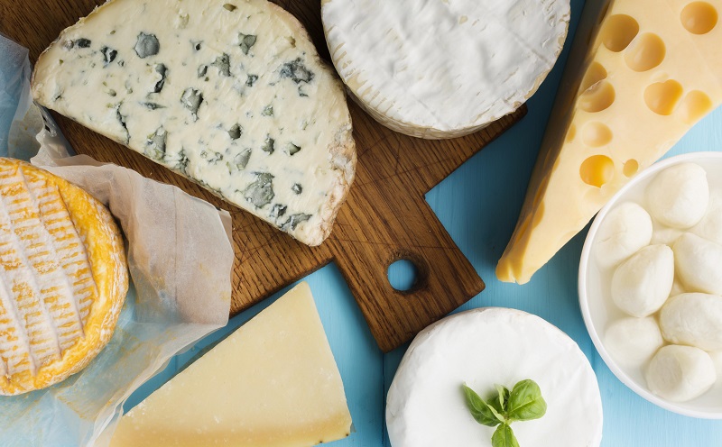 diferentes quesos en mesa